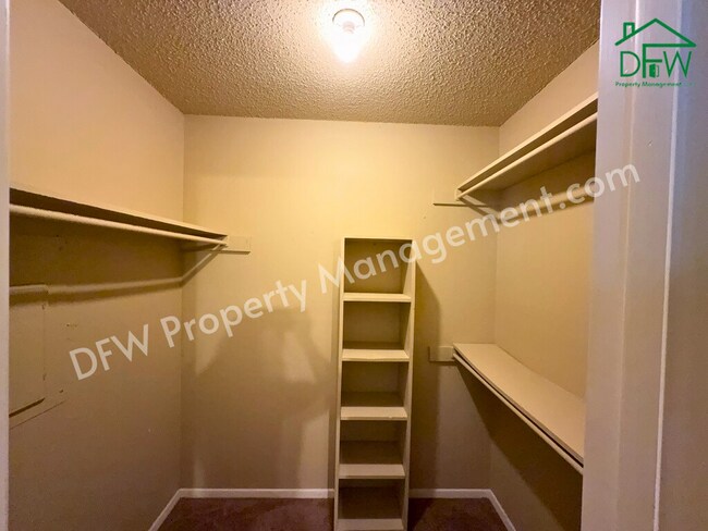 Building Photo - Charming 3-Bedroom Home with Fenced Backyard & Fireplace in Arlington!