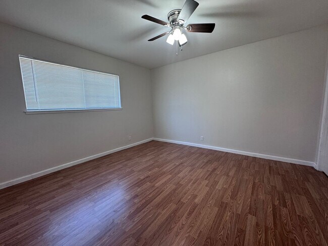 Building Photo - Unit 3