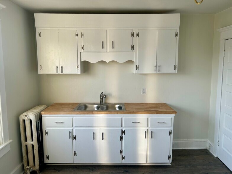 Building Photo - 2246 Birch St