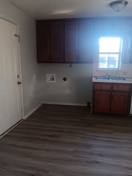 Building Photo - 504 S 5th St