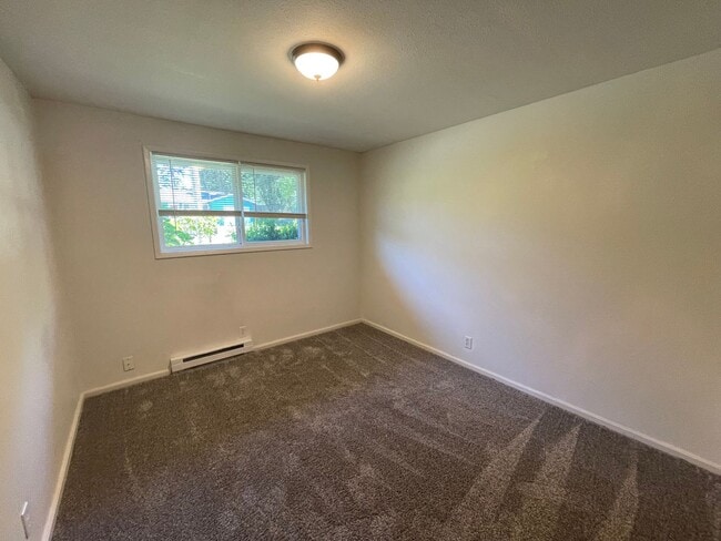 Building Photo - Pet Friendly 3 Bedroom with Spacious Yard!