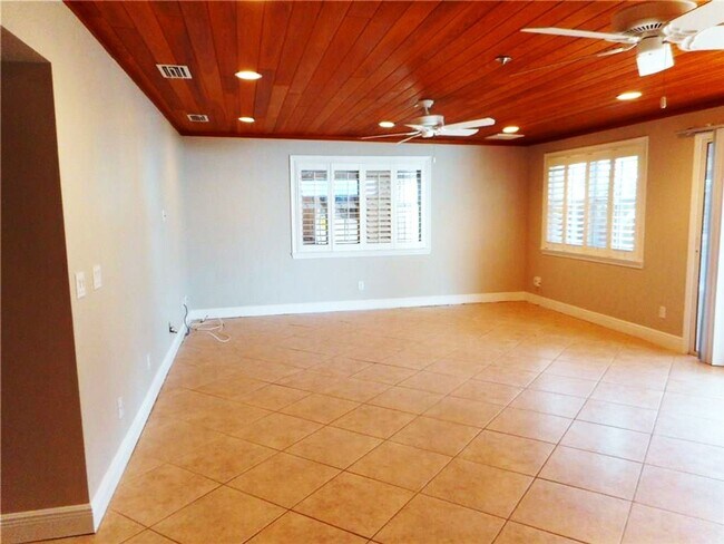 Building Photo - 1903 Robalo Dr