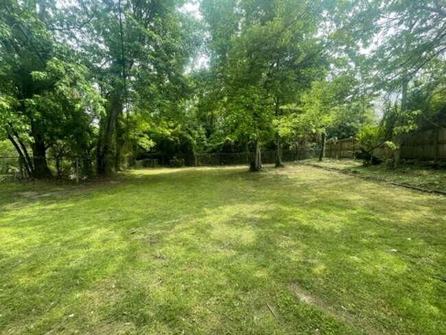 Building Photo - *FIRST MONTH RENT FREE* Freshly Renovated ...
