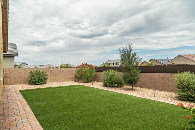 Building Photo - 12640 N Wildrose Dr