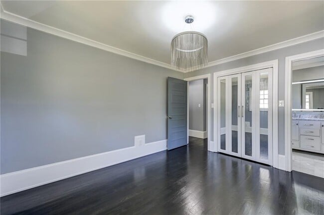 Building Photo - 2325 Elmwood Cir SE
