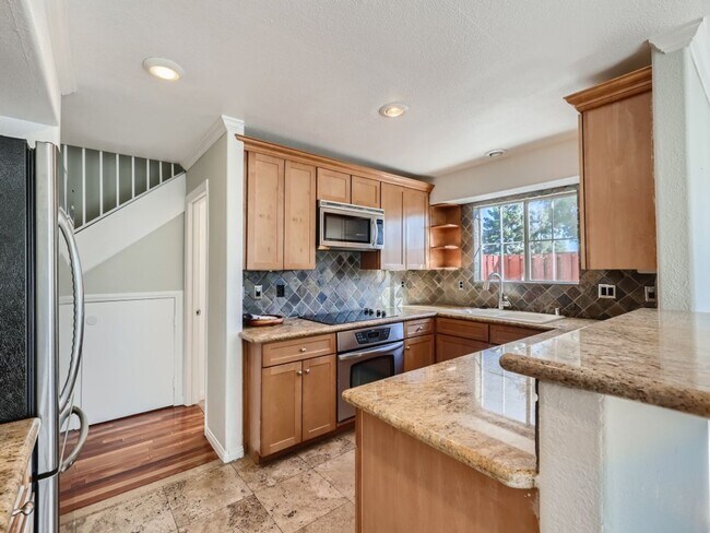 Building Photo - Beautifully partially furnished townhome in Las Vegas Country Club