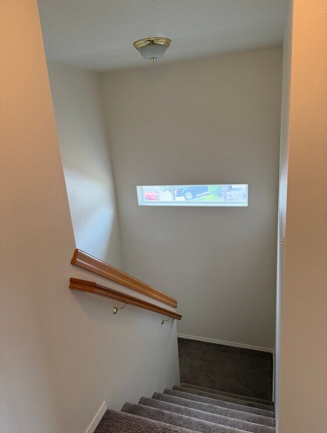 Building Photo - Spacious 4-Bedroom Rental Home in Prime Pa...