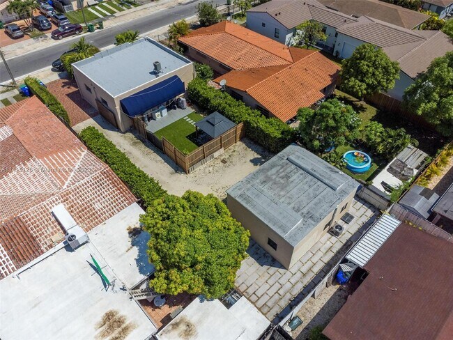 Building Photo - 3010 SW 25th St