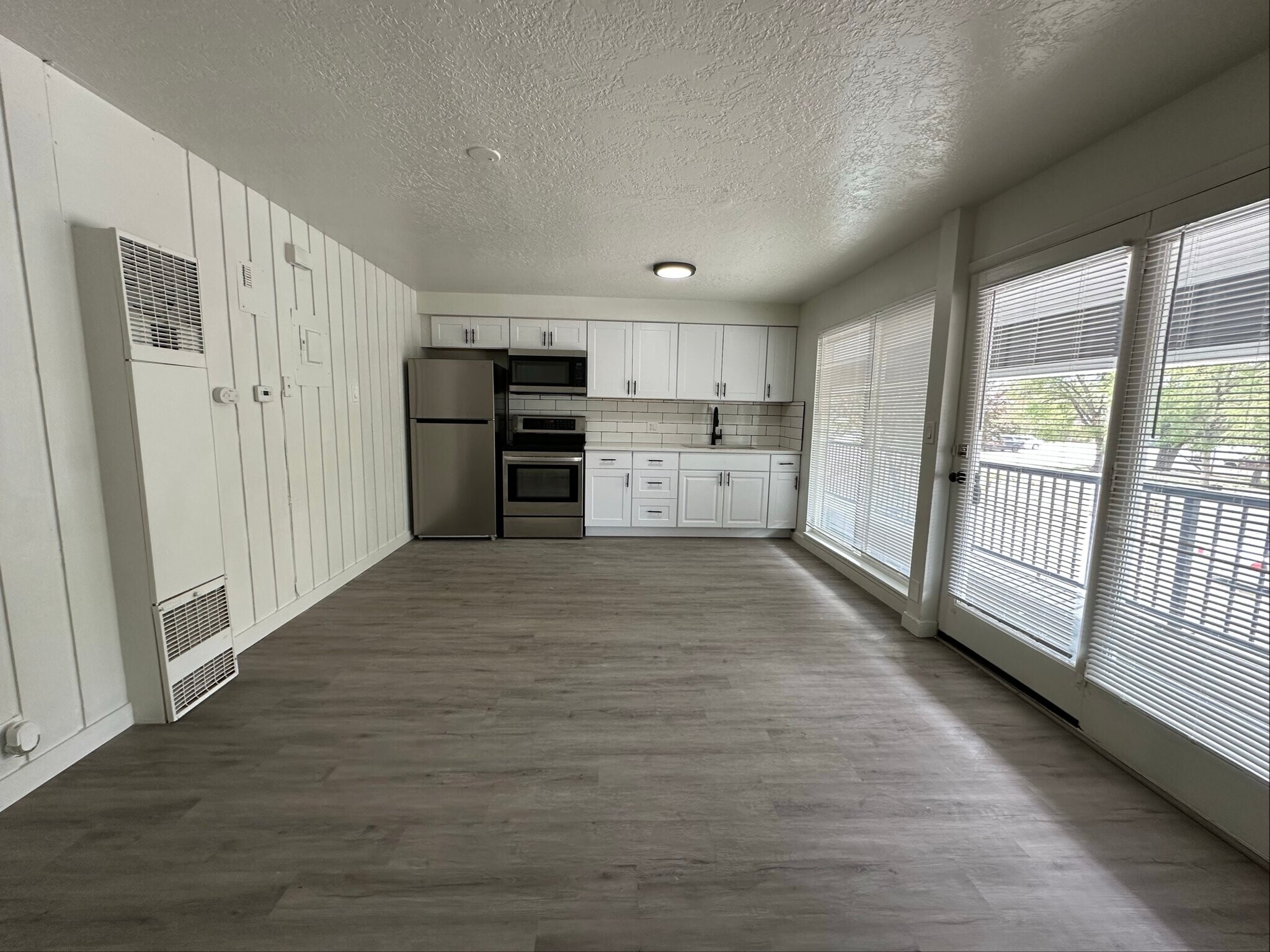 Building Photo - 951 N Redwood Rd