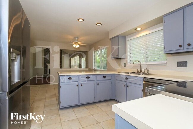 Building Photo - 6015 Sovereign Dr