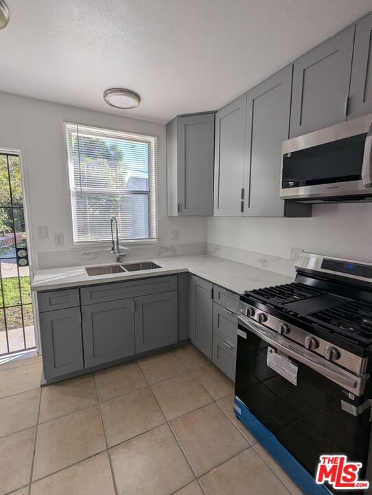 Building Photo - 6208 S Fairfax Ave