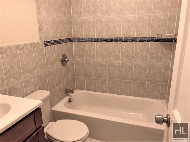 Building Photo - 869 E 95th St