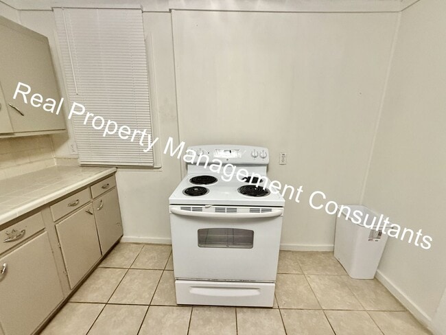 Building Photo - 3 Bedroom with Spacious Backyard