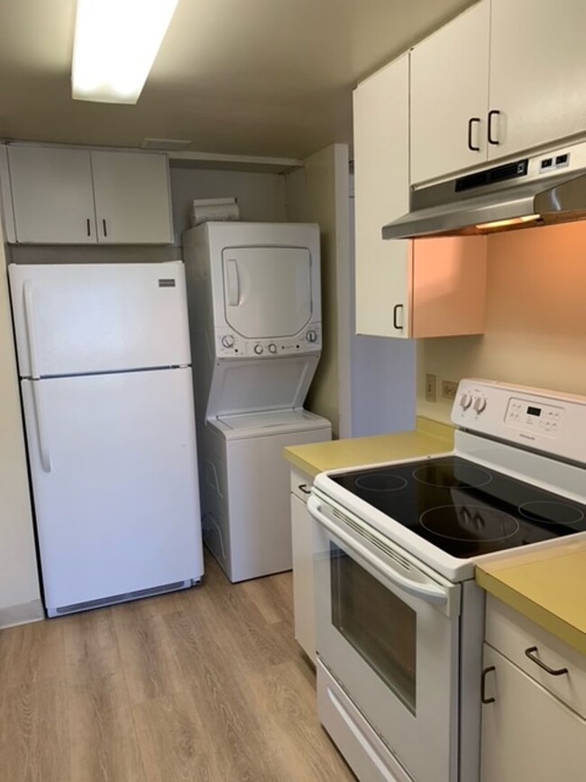 Building Photo - Harbor Square Condo - 1 bedroom, 1 bath un...
