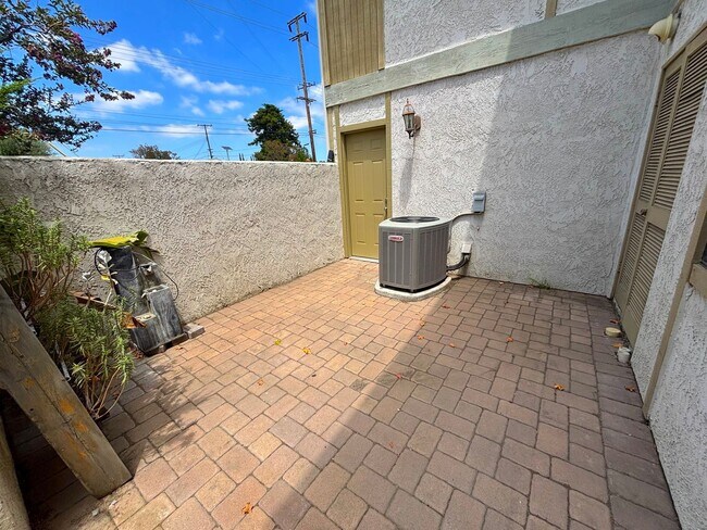 Building Photo - 3 Bedroom Condo now available in City of Orange