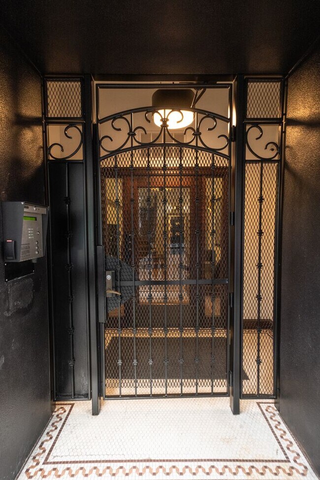 Building Photo - Cool & Chic Downtown Flat with A/C Comfort!