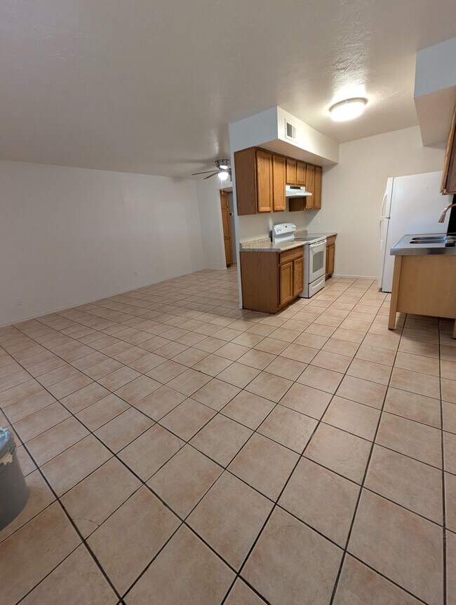 Building Photo - 1418 S Stanley Pl