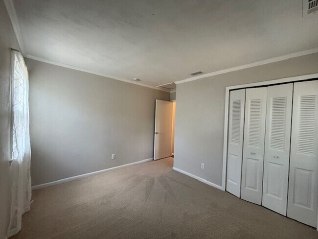 Building Photo - Windsor Oaks West