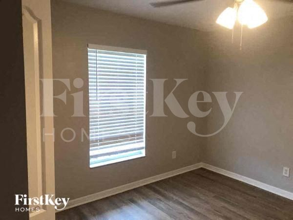Building Photo - 1002 NE 33rd Ln