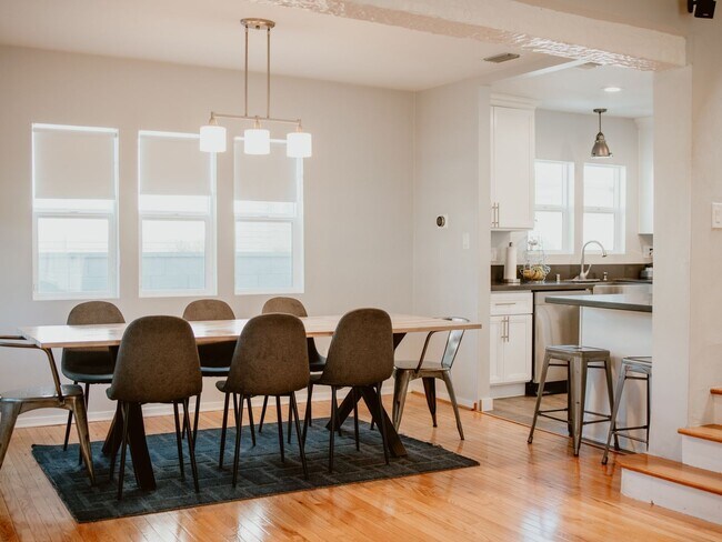 Building Photo - 6 Bedroom 4 Bath with Pool and yard space