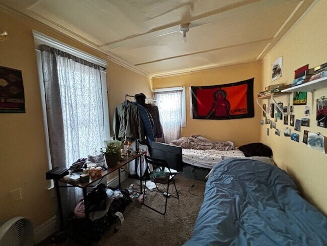 Building Photo - 7 Bedroom House close to Shopping and What...