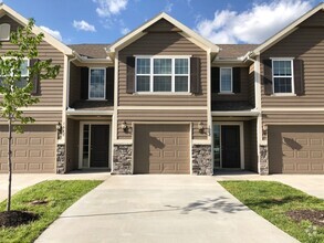 Building Photo - 3 Bed Townhome Grain Valley