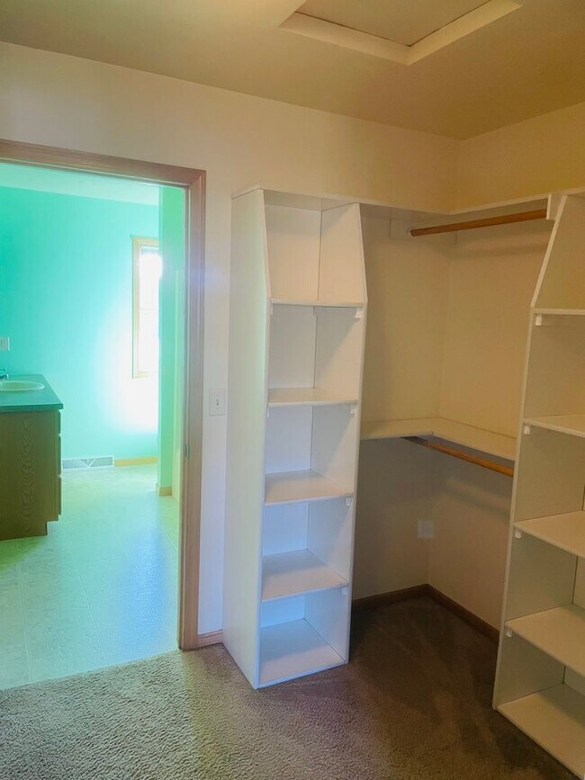 Building Photo - 2930 W Glenpark Dr