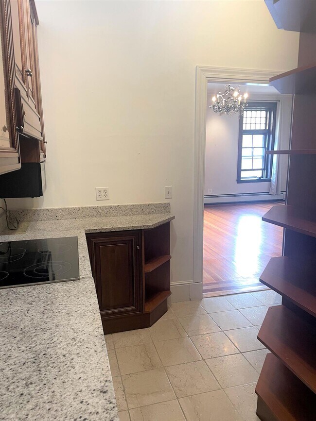 Building Photo - 370 Marlborough St