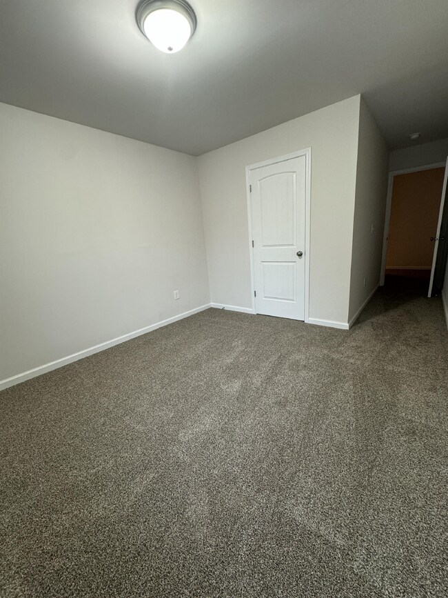 Building Photo - LIKE NEW, 3 bed 2 bath Townhome in Lula!