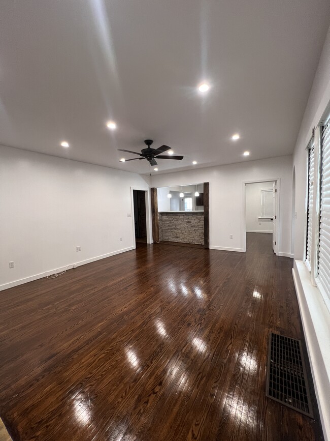 Living room - 433 N Cypress St