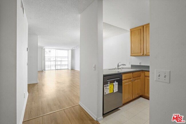 Building Photo - 10751 Wilshire Blvd