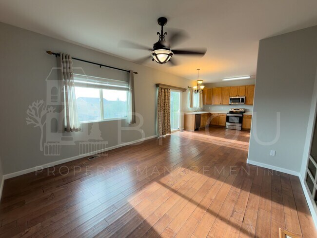 Building Photo - 3739 Range Dr