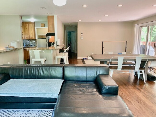 Building Photo - Light filled 2 BR plus 2 rooms, 2 FB including one in finished basement. Great location
