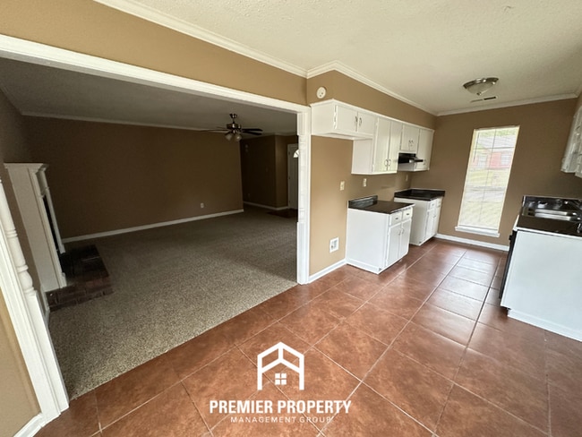 Building Photo - Charming 3BR/2BA Near Germantown | Fireplace & Bay Window Dining