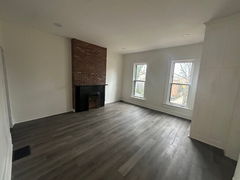 Building Photo - 81 Warren St