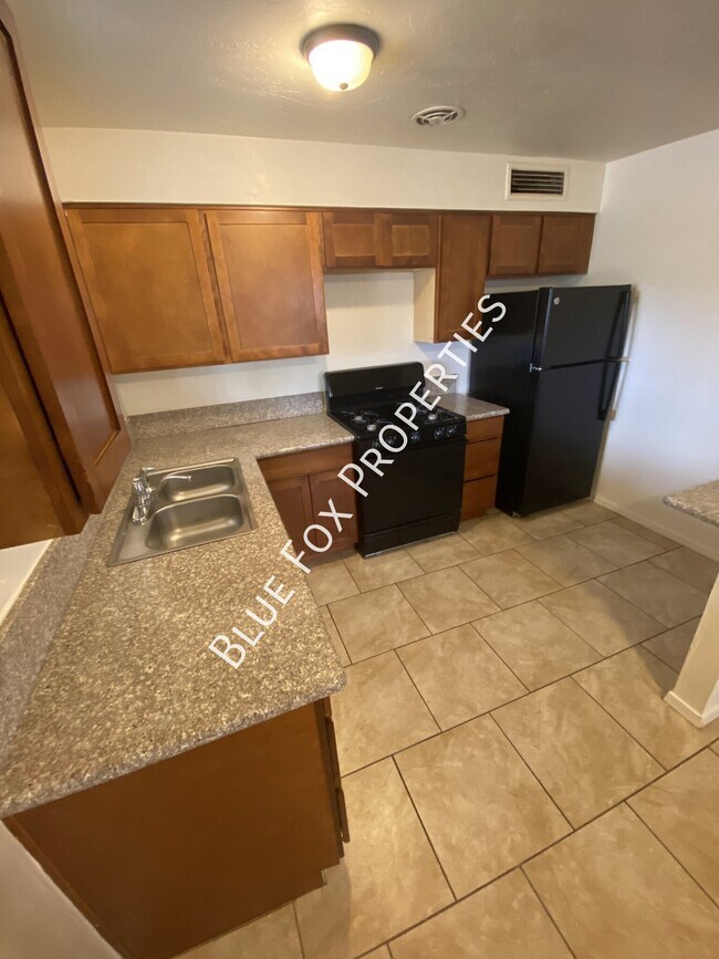 Building Photo - 3807 E Dover Stravenue