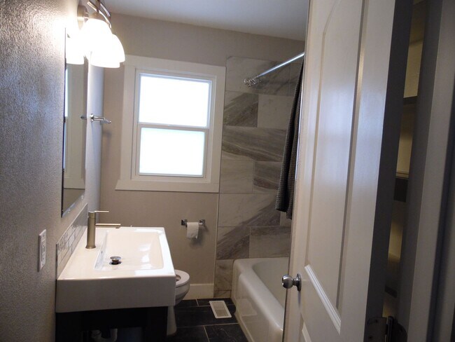 Building Photo - 2813 Henderson Dr