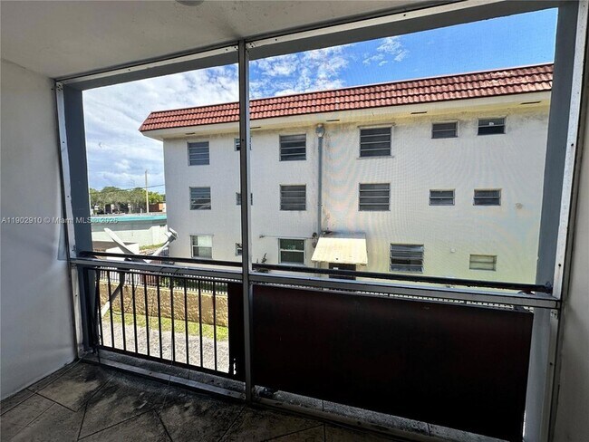 Building Photo - 13685 NE 10th Ave