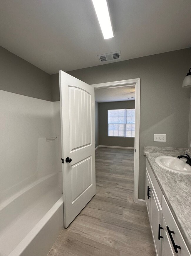 Building Photo - 3 Bed 2 Bath Brick Home with Fenced in Backyard