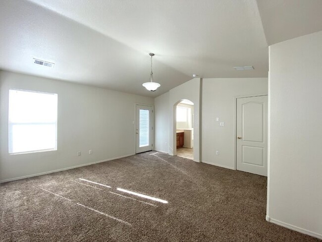 Building Photo - Great Home with LOTS of space - Northern M...