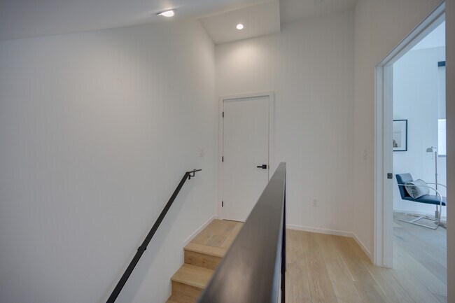 Building Photo - 953 Wilcox Ave