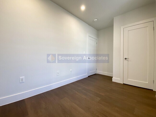 Building Photo - 45 Tiemann Pl