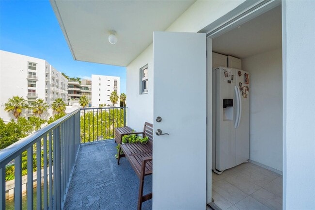 Building Photo - 1674 Bay Rd