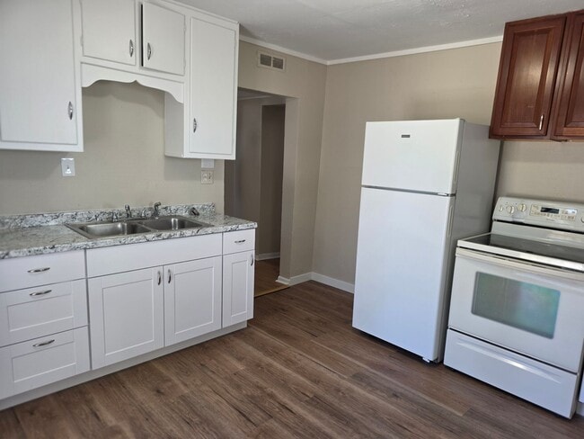 Building Photo - SPACIOUS, BRIGHT 2 BEDROOM - LARGE YARD
