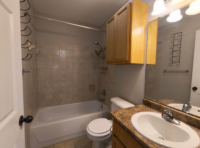 Building Photo - Beautiful 3 bedroom and 2 bath in a Quiet Cul-de-Sac in the Bluffs!