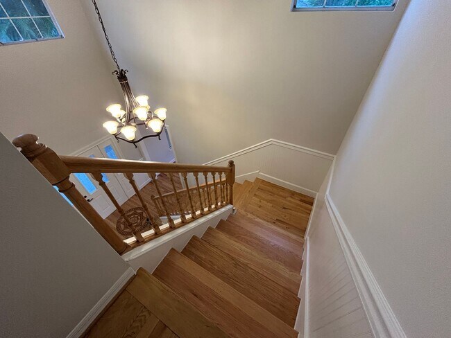 Building Photo - Spacious and Perfectly located 4/2 home in...