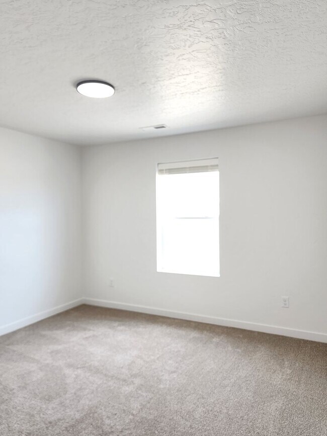 Building Photo - Newer Caldwell Home