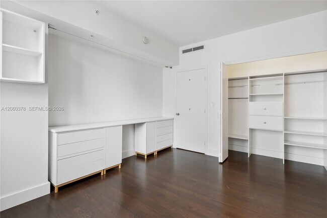 Building Photo - 801 Brickell Key Blvd