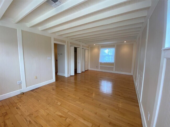 Building Photo - 911 Hawthorne Rd