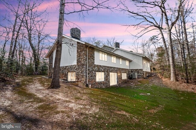 Building Photo - 7621 River Rd